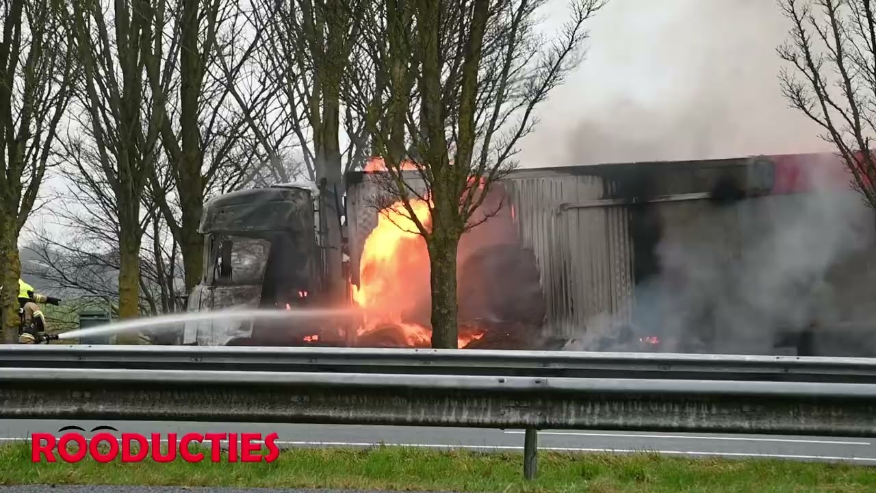 Vrachtwagen brand volledig uit op parkeerplaats Wieringerwerf