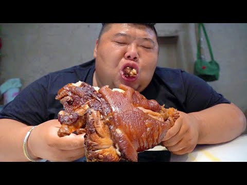 Брат-обезьяна съел «большое локоть» во рту и обнял его. [Толстая обезьяна]