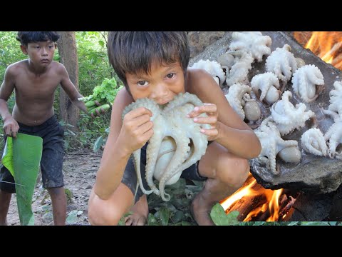 Primitive Technology - Eating delicious - Awesome cooking octopus on a rock