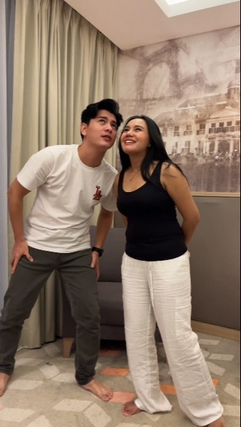 APNA BANANA HAI - Vina Fan and Husband