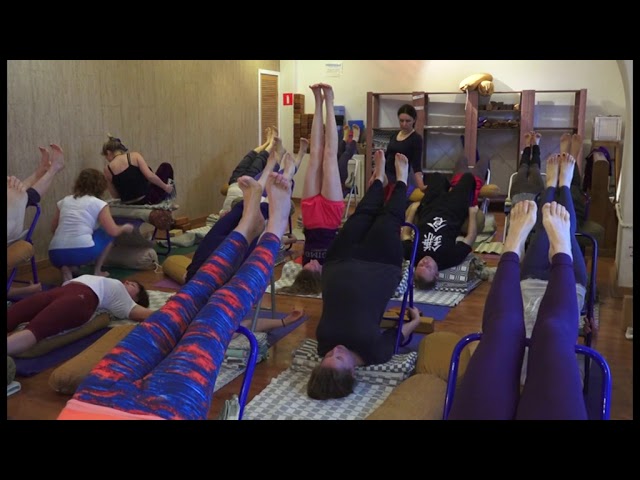 Сарвангасана со стулом