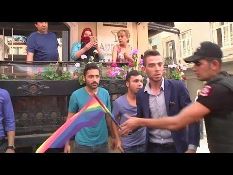 Homoseksuelle mødt af skjolde og gummikugler