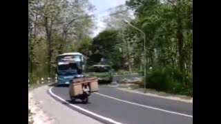 Aksi Ngeri Bus Salip Tronton di Tikungan langgar marka, Motor dari lawan arah pasti jantungan