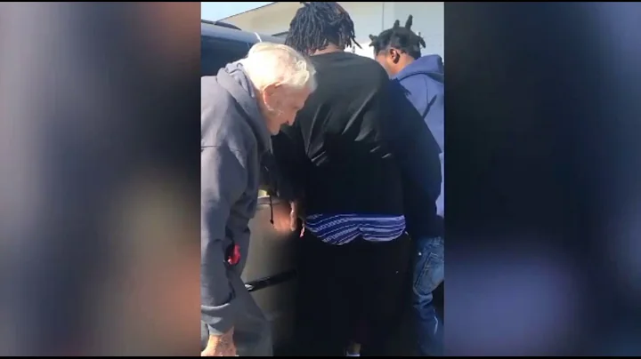 Touching moment strangers help elderly couple into their car