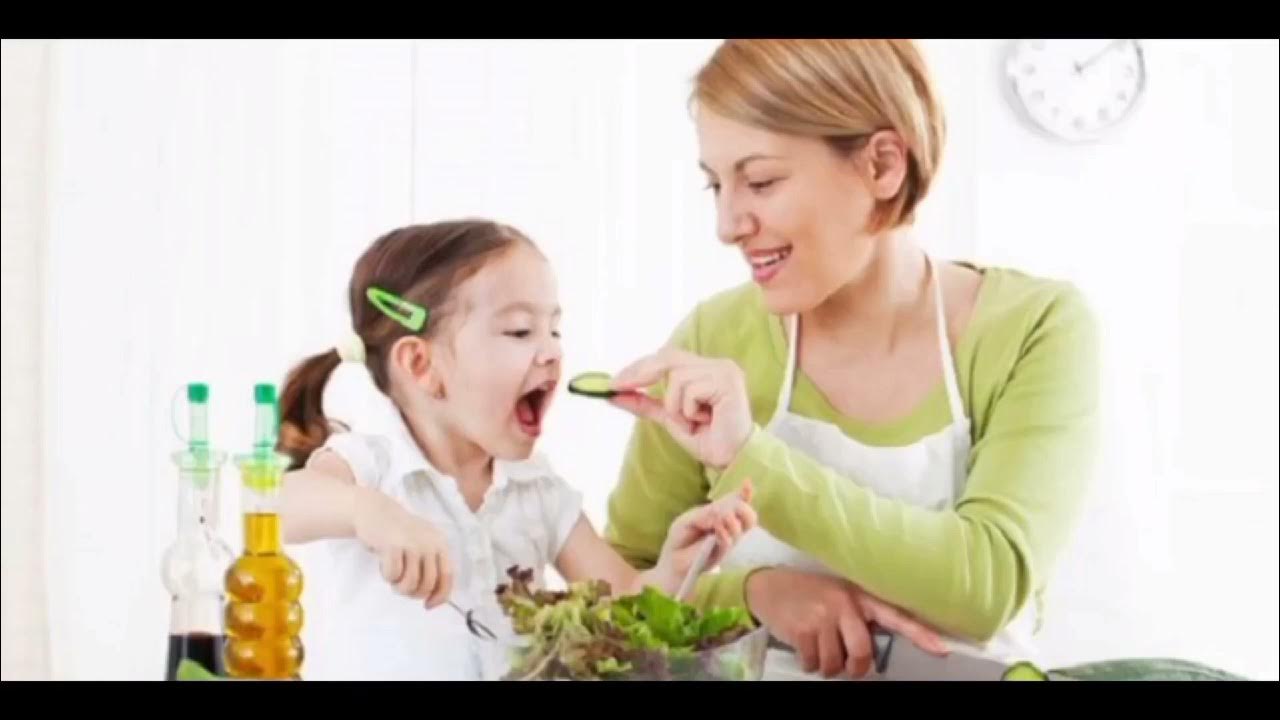 Детское питание. Девушка ест парня. Мама с ребенком завтракают. Женщина ест мужчину. Питание детей.