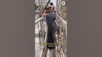 Steigerbouwers binden bamboe steigers vakkundig en snel vast met kunststof banden