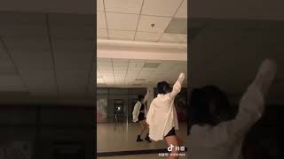 画质一直是个谜 哥哥这里的唱唱永远比唱唱的唱唱女孩子（来个人解释一下我说了个啥好吗😂）#唱唱小姐姐#唱唱#李唱唱#唱姐#唱姐2001#李删删#李憨憨#唱哥