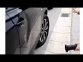 Kako izravnati udubljenje na limu automobila uz pomoć erotske igračke (VIDEO)