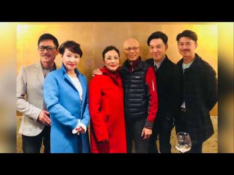 娱乐八卦通-谢霆锋妈妈狄波拉与老公恩爱同框-_67岁美貌依旧