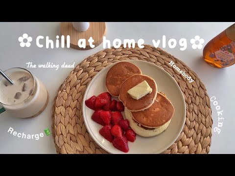 Vlog | CHILL AT HOME DAY IN MY LIFE // re-watching The Walking Dead, cooking & recharging ✨🥞🍝