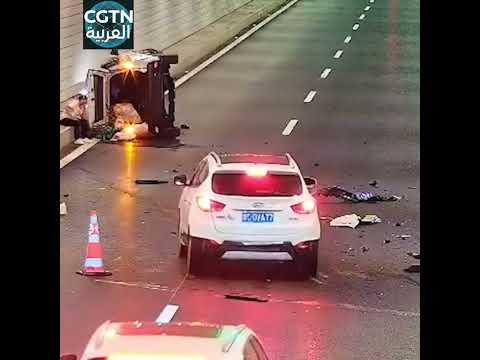 ردة فعل نموذجية لسائق شاحنة بعد رؤية انقلاب سيارة في النفق