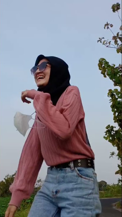 cewek cantik cari rumput
