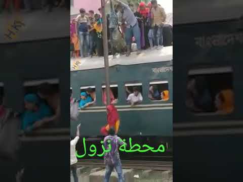 شاهد كيف ينزول الراكب من محطة قطار فى الهند 