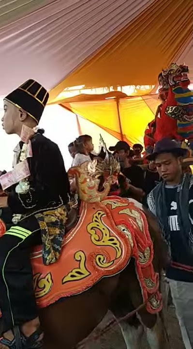 Naik Kuda renggong di acara khitanan