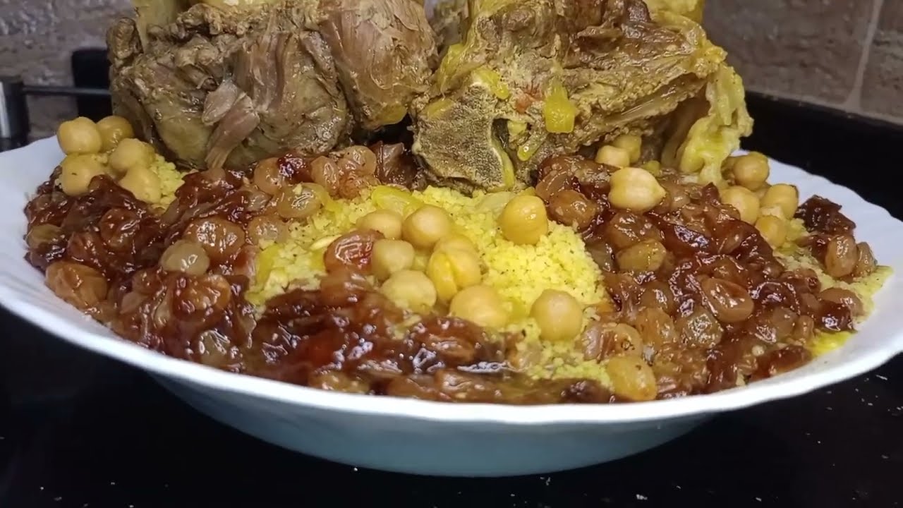 طعام بطريقة تلمسانية بالبصل والزبيب معسلين او بالتفاية مزيج مابين ملح وحلو يجي يقتل بالبنة