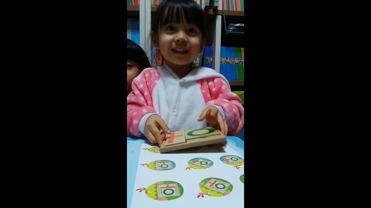 교구로 반복해서 놀다 보니 스스로 하려고 하네요 “아 오뚝이 넘어져 우가 되었네”