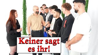 KEIN EINZIGER traut sich, es ihr zu sagen!