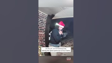 Man met kerstmuts trapt met geweld tegen de deur van een vreemde #shorts