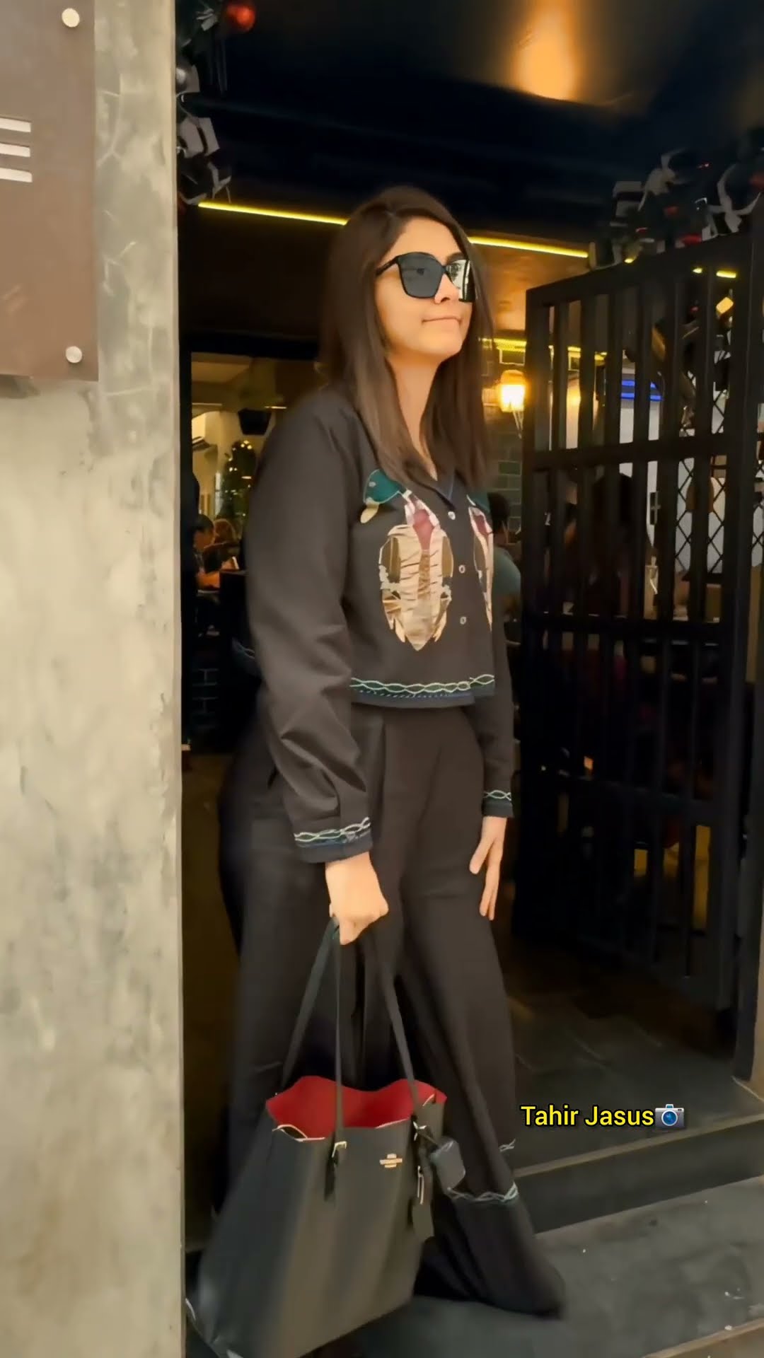 Mast L??k. #mrunaltakur #shorts #tahirjasus #bollywood