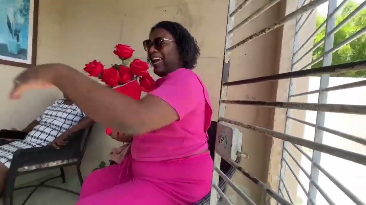 Brilhosa foi com buquê na casa do galo cego 