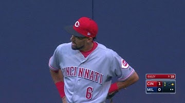 CIN@MIL: Hamilton makes a leaping catch at the wall