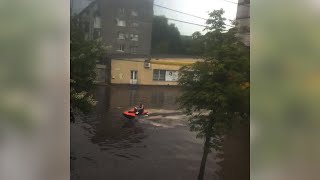 Після зливи на Покровській житомиряни розважаються на водному мотоциклі  - Житомир.info