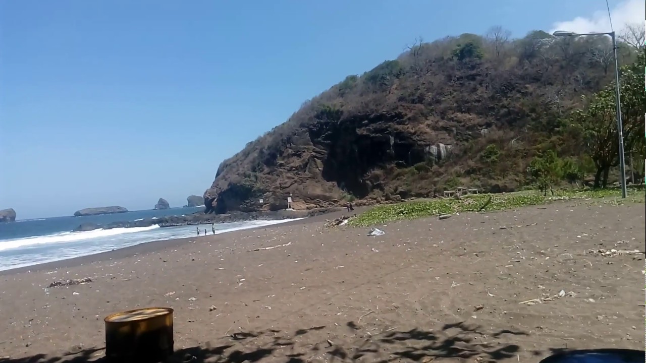 Pantai Watu Ulo Jember Jawa Timur 