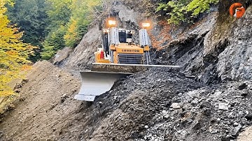 Bekwame graafmachine-operators bouwen wegen op een steile berg