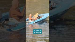 Зробив із собаки водія, а сам відпочиває #шортс #shorts #собака