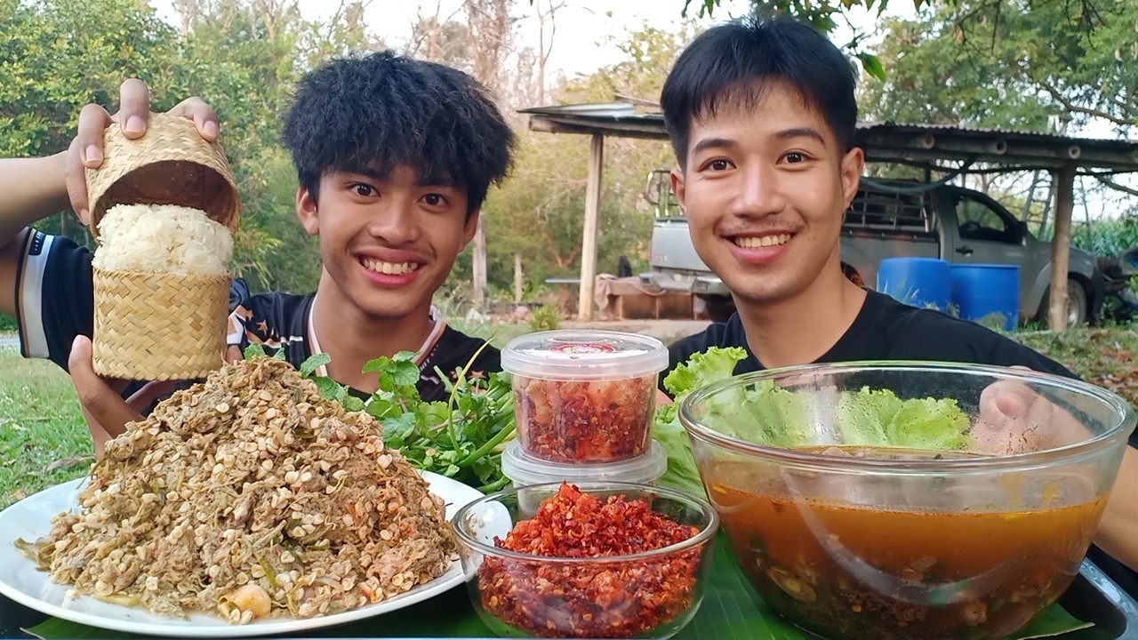 ยำกล้วยป่า นํ้าพริกกากหมู ต้มขมเนื้อเปื่อยๆ มากินข้าวด้วยกันนะครับ.