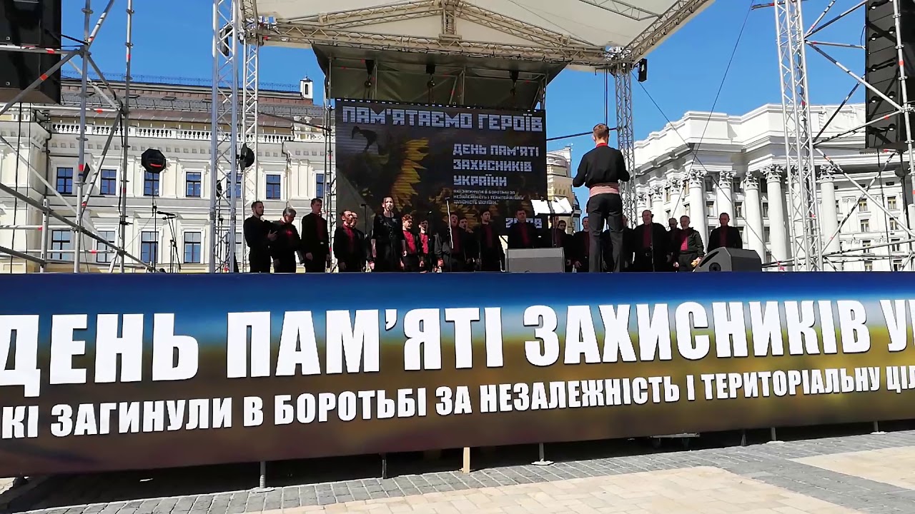 Біля тополі калина росте
