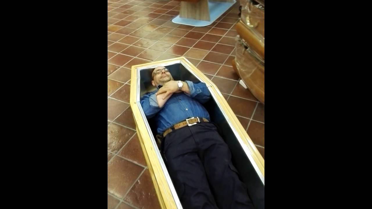 "Felice" dopo la morte con le bare Sacro Cuore