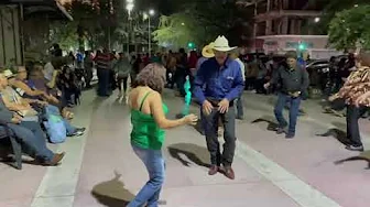 Plaza de Armas. Torreón Coahuila.  Sábado de Baile. "El Pajarito"