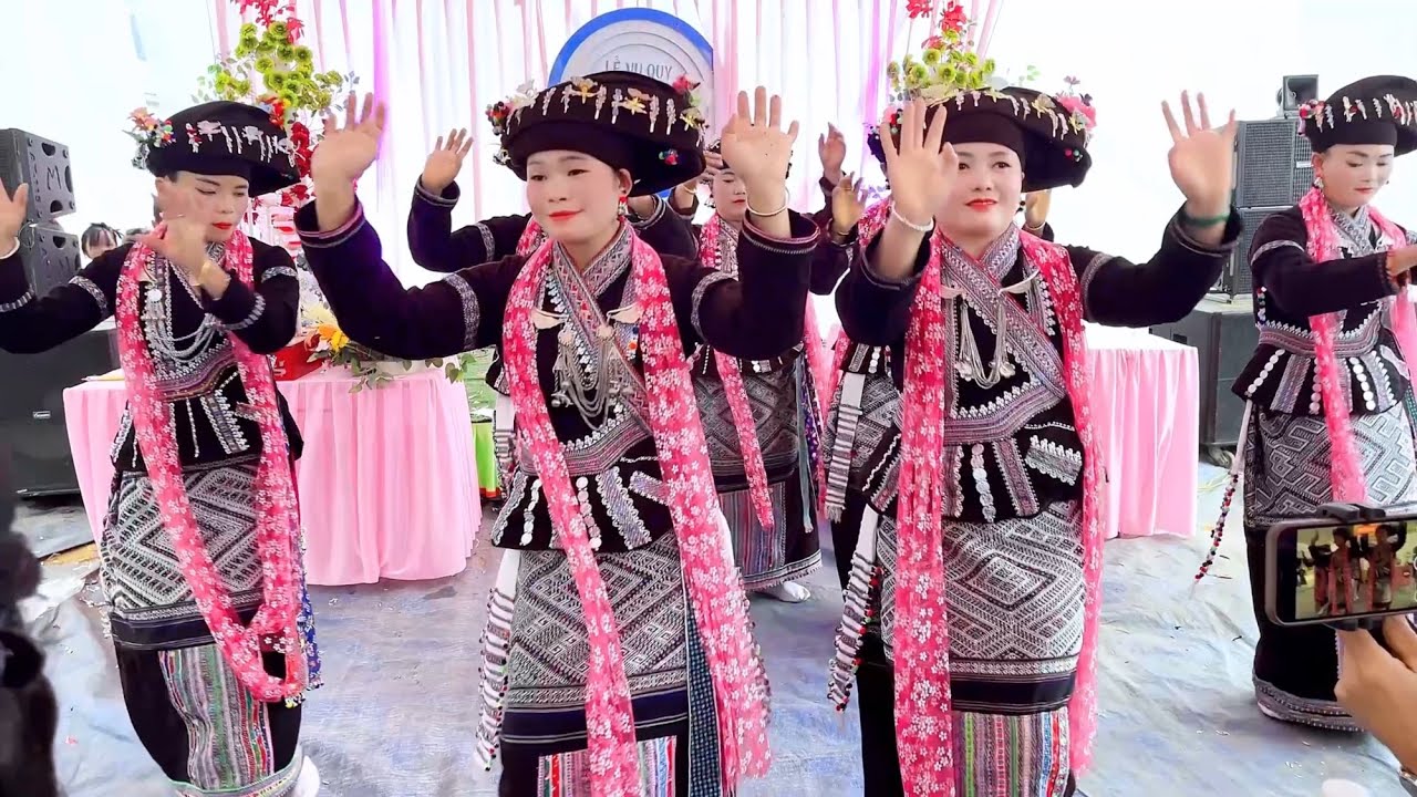 Команда деятелей искусства и культуры деревни На Там исполнила танцы в честь свадьбы Тхи Нанг и В...