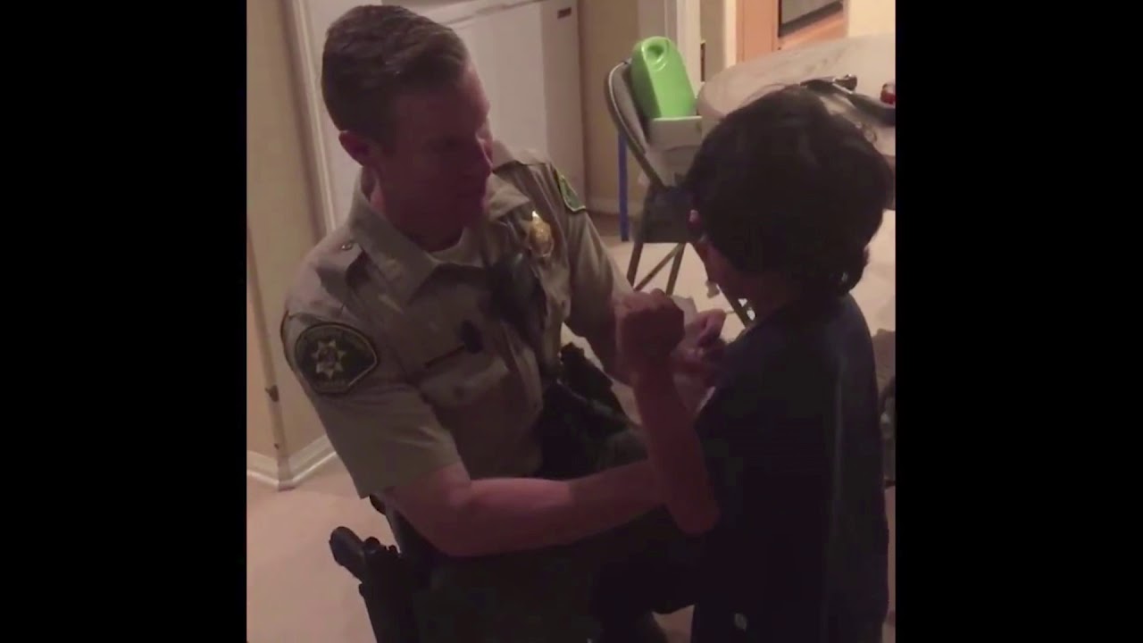 Sheriff's Deputy kicks down door to save boy - YouTube