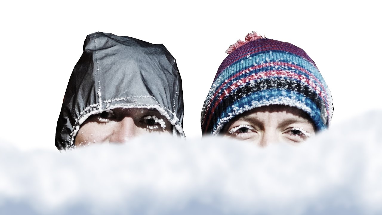 человек в снегу. рынок в непогоду зима провинция. зимняя непогода. послезавтра 2004. зимняя одежда мужская для сильных морозов.