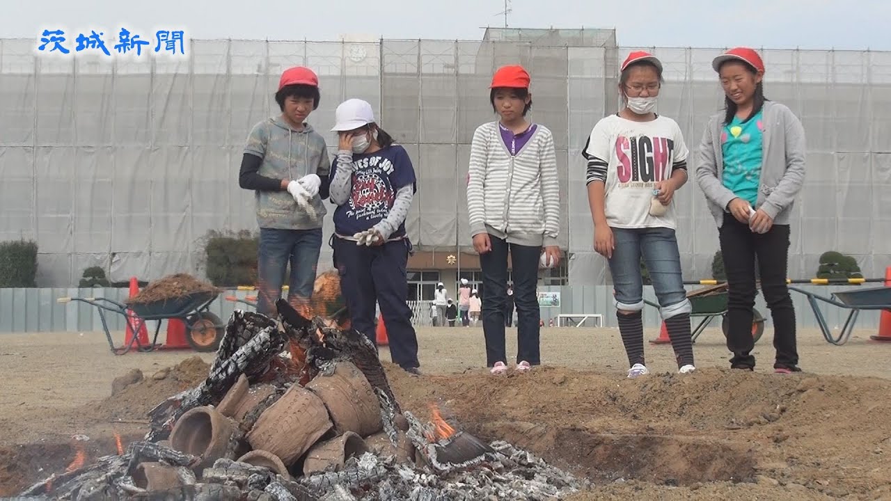 筑西・竹島小で縄文土器の野焼き体験