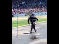 Mtazame Komando Huyu Wa JESHI Aliyezua Gumzo Mtandaoni Mtazame Komando Huyu Wa JESHI Aliyezua Gumzo Mtandaoni
