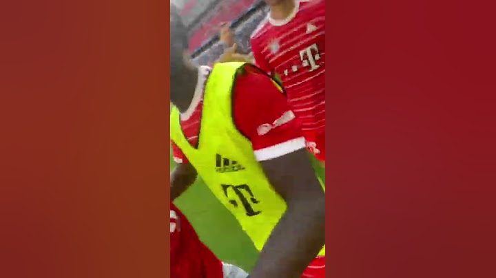 Thomas Muller took this pitch invaders phone 😂😂 (via @phillip.mbg)