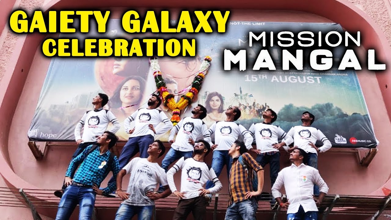 Mission Mangal First Day First Show Celebration | Gaiety Galaxy में Akshay Kumar के Fans का धमाल salman khan song