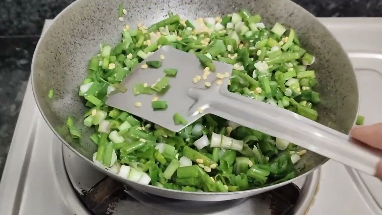 कांद्याच्या पातीची भाजी# महाराष्ट्रीयन रेसिपी #