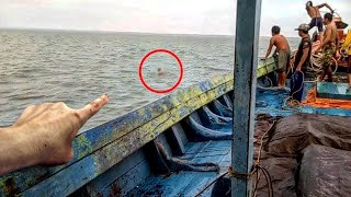 समुद्र के बीच नजर आया ऐसा जिव जिसे देखकर चौंक उठेंगे आप || Unexplained things Found In The Ocean screenshot 2