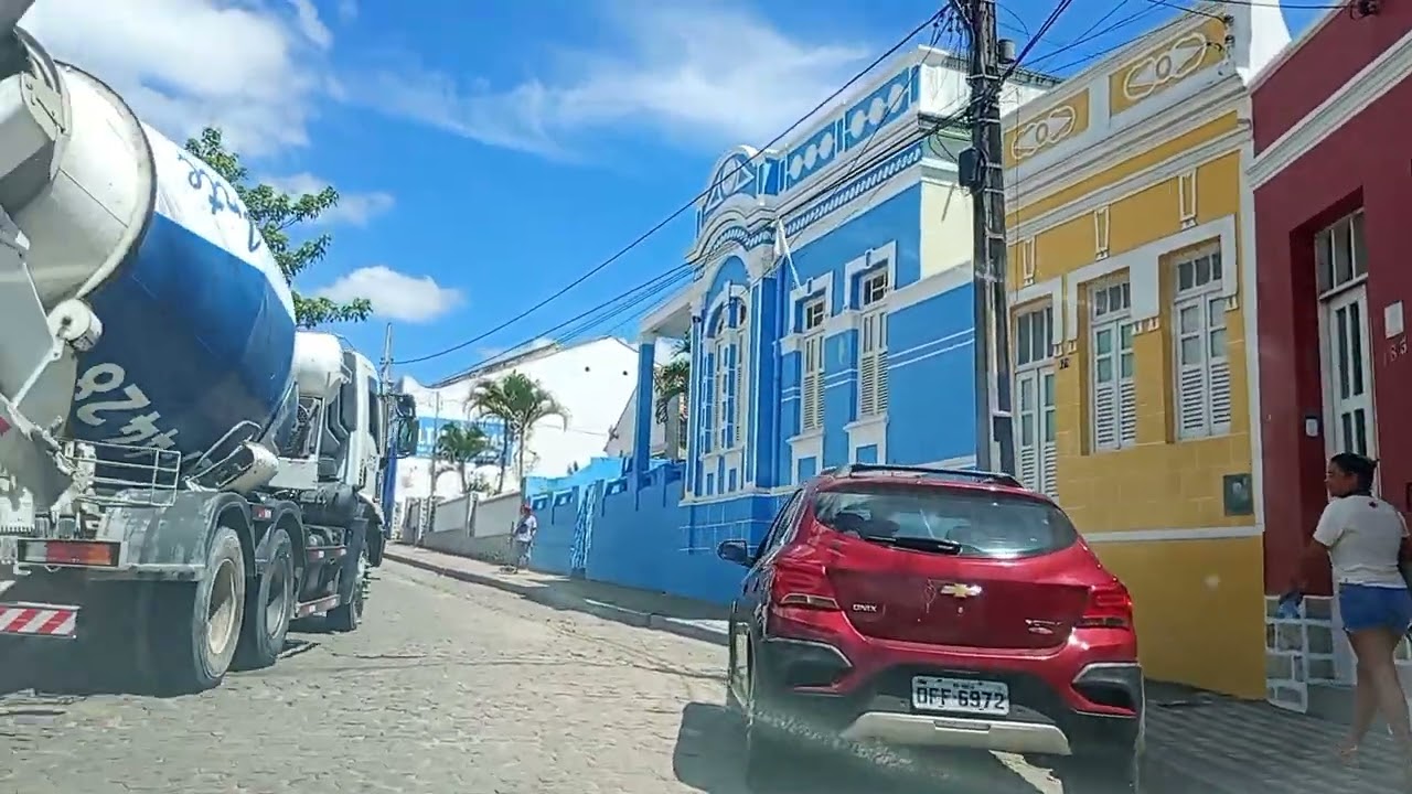 Mostrando a pracinha e a igreja na cidade de Areia-PB