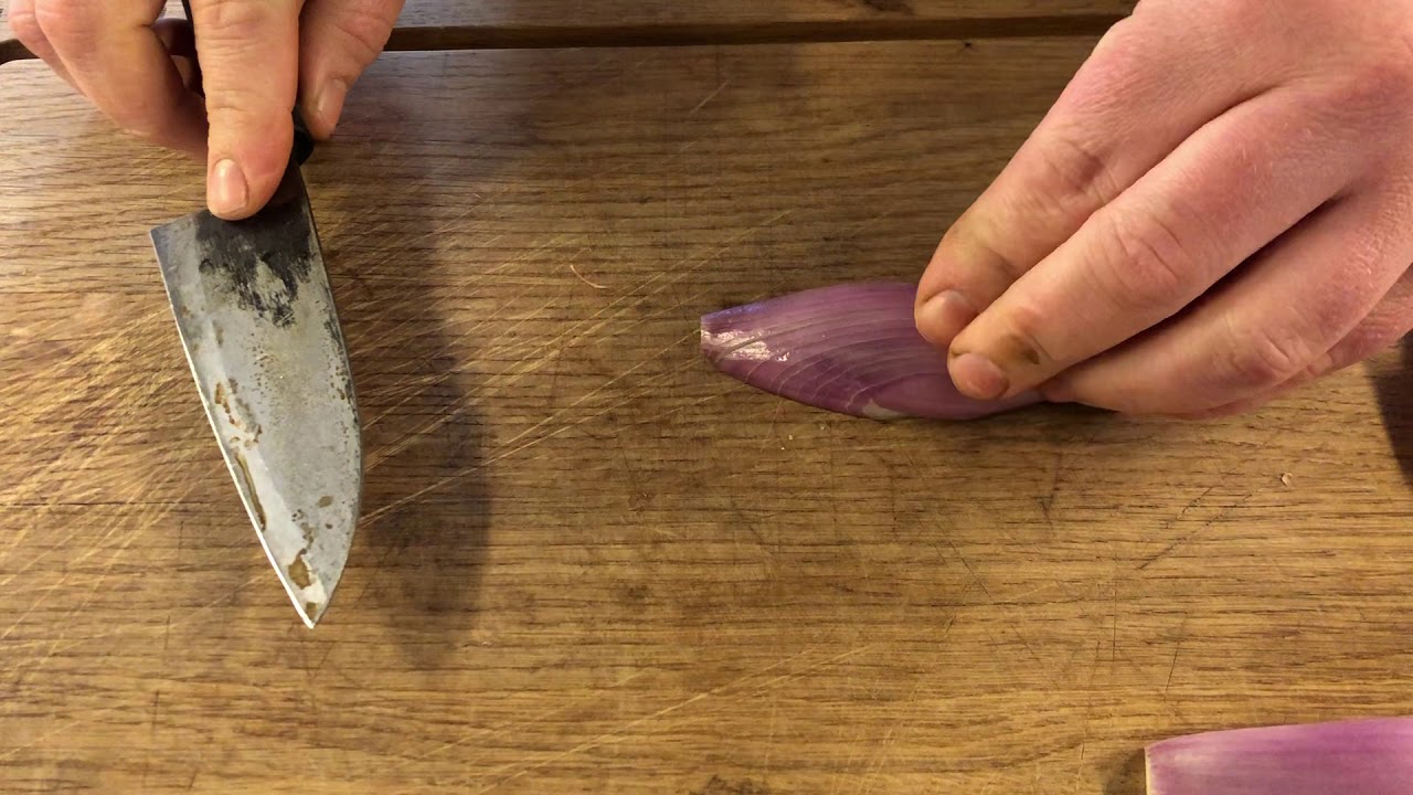 How to video! The best way to chop an onion #Kokkeriet - YouTube