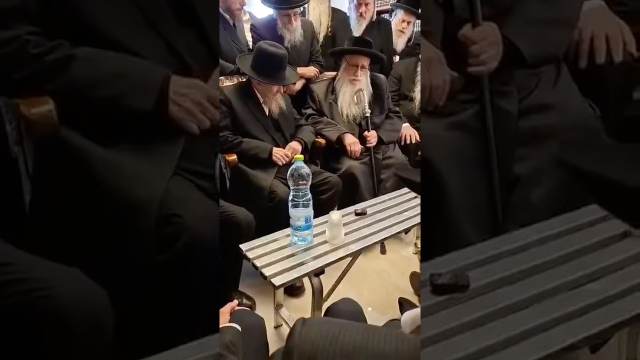האדמו״ר מצאנז בניחום אבלים בבית משפחת שפיגל ששתי ילדים נתבעו בים בנתניה