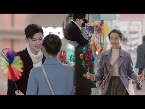 CEO's love words were wildly exported to Cinderella. She shyly held him in public.