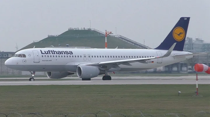 Lufthansa Airbus A320 takeoff at Munich Airport | D-AIUW