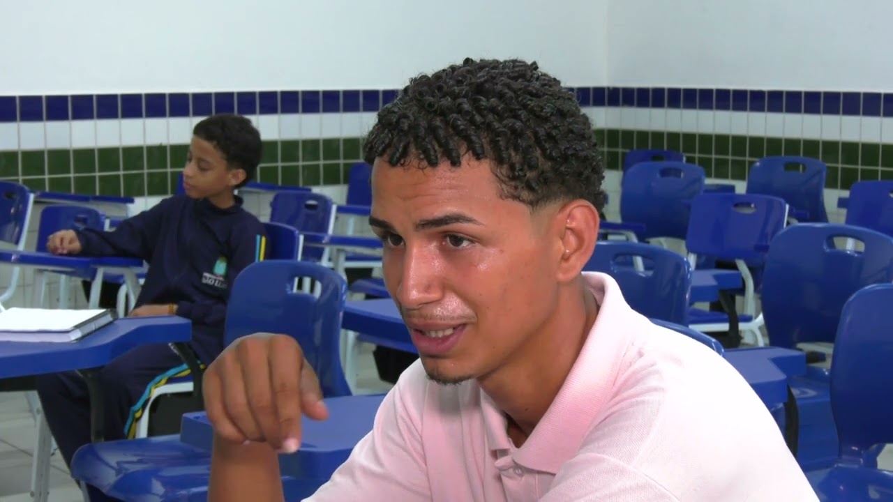 Auxiliar de limpeza viraliza ao ajudar criança em tarefa escolar no Maranhão