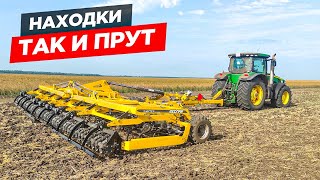 Тряска достала - спускаю колеса на JD-8335R. "Магничу" интересный чермет на культивации.