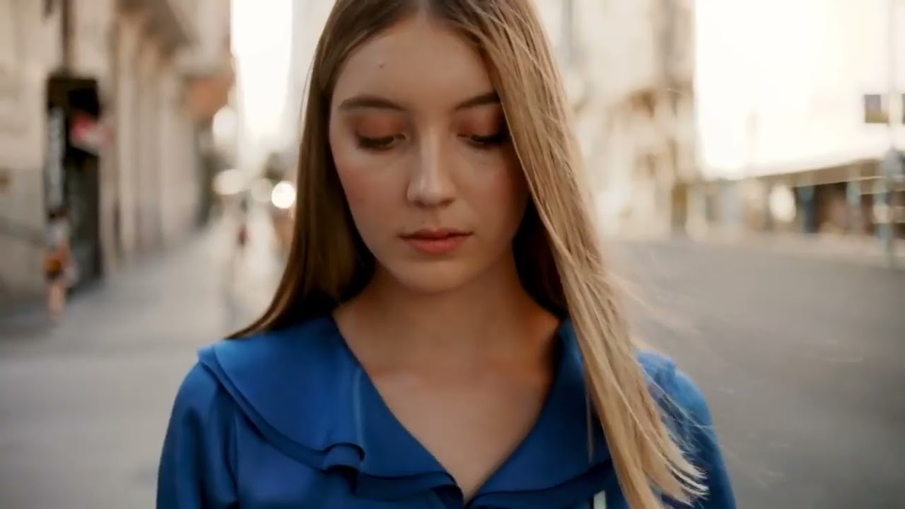 No es solo el vestido. Es cómo lo llevas frente a cámara.